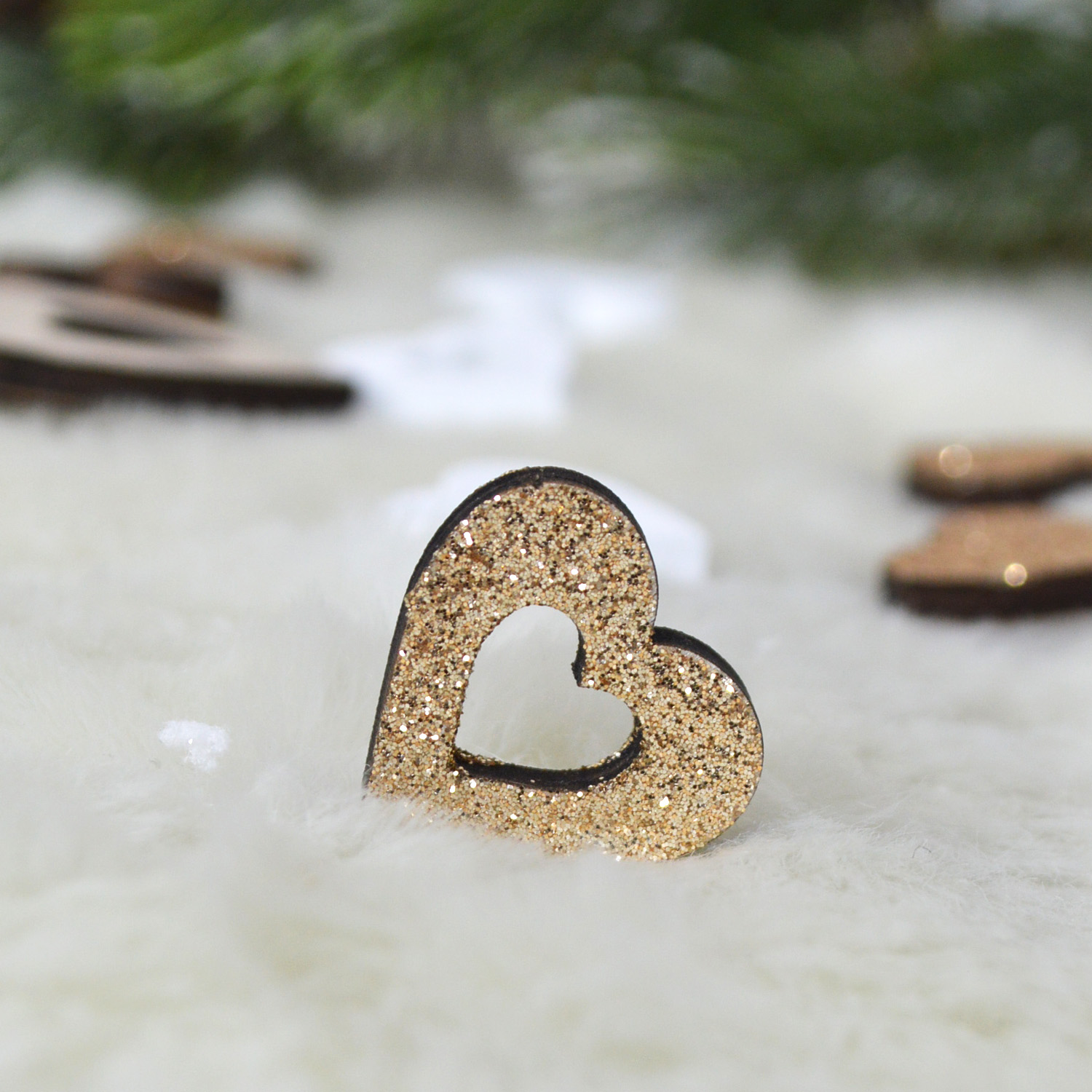 Confeti de madera de colores con forma de corazón y purpurina para decoración de bodas. 3