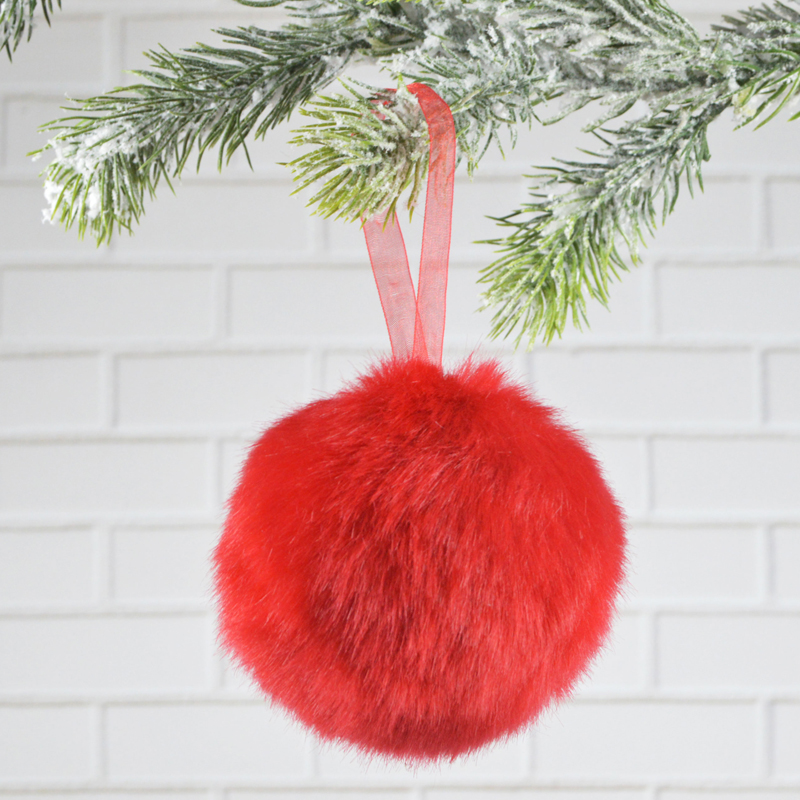 Flauschiges Weihnachtskugel-Ornament aus Kunstfell in Rot 1