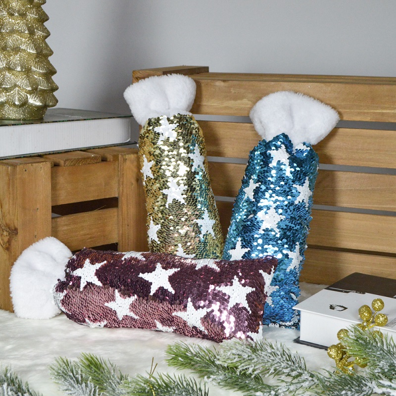 Bunte Pailletten Sterne Weihnachtsstrümpfe mit Süßigkeitentüten für Kinder verziert 1