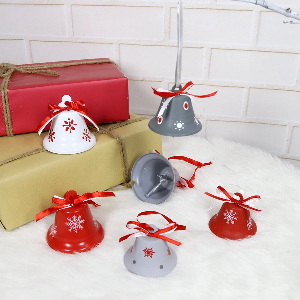 2020. Fabricación al por mayor de mini cascabeles redondos de metal rojo, adornos colgantes navideños personalizados. 1