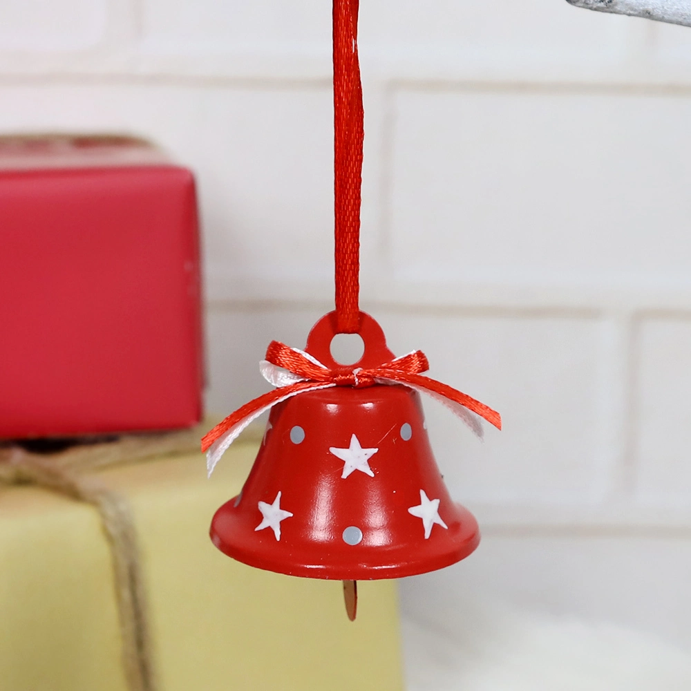 Venta al por mayor de cascabeles navideños de metal rojo, blanco y verde personalizados, colgantes decorativos para árbol de Navidad. 1