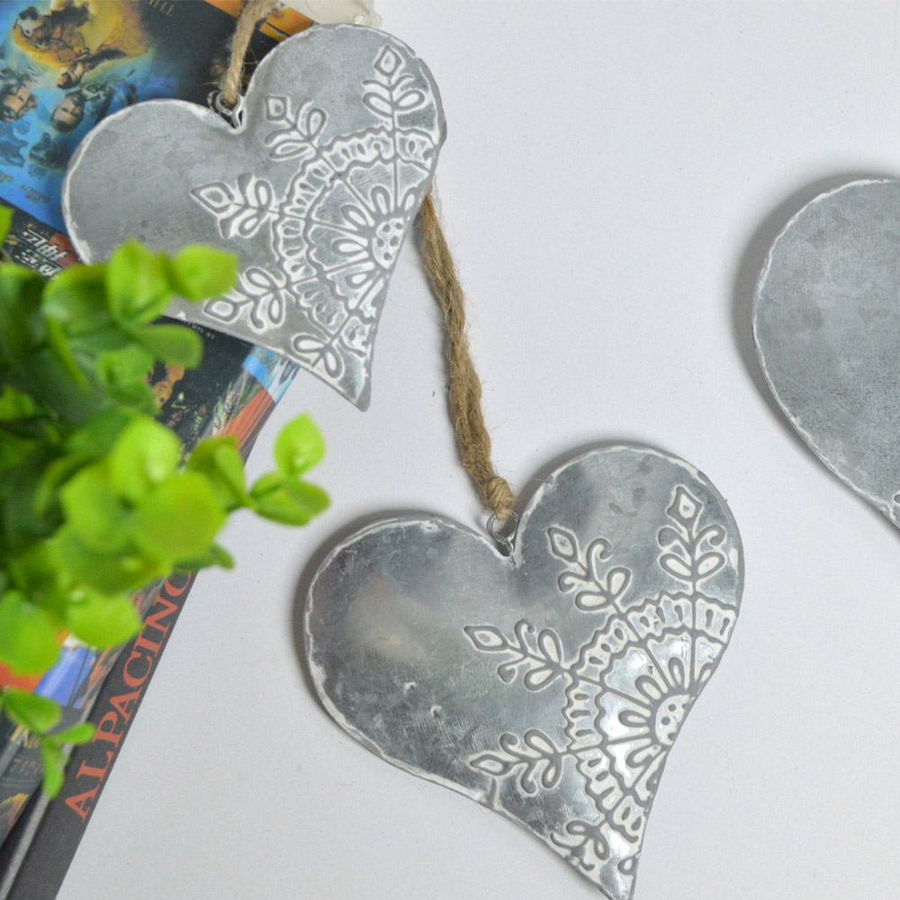 Colgantes navideños de metal plateado con forma de corazón y estrella para árbol, ideales para decorar fiestas de Año Nuevo. 4