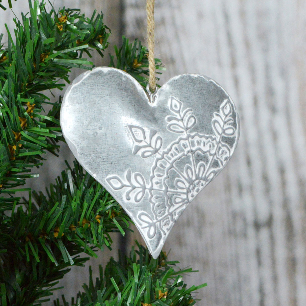 Colgantes navideños de metal plateado con forma de corazón y estrella para árbol, ideales para decorar fiestas de Año Nuevo. 7