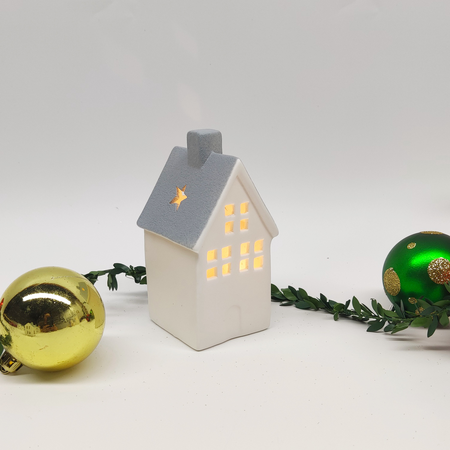 Adornos de estilo arquitectónico nórdico, tallados a mano, luces huecas para casa, adornos de cerámica LED, regalos decorativos de Navidad. 3