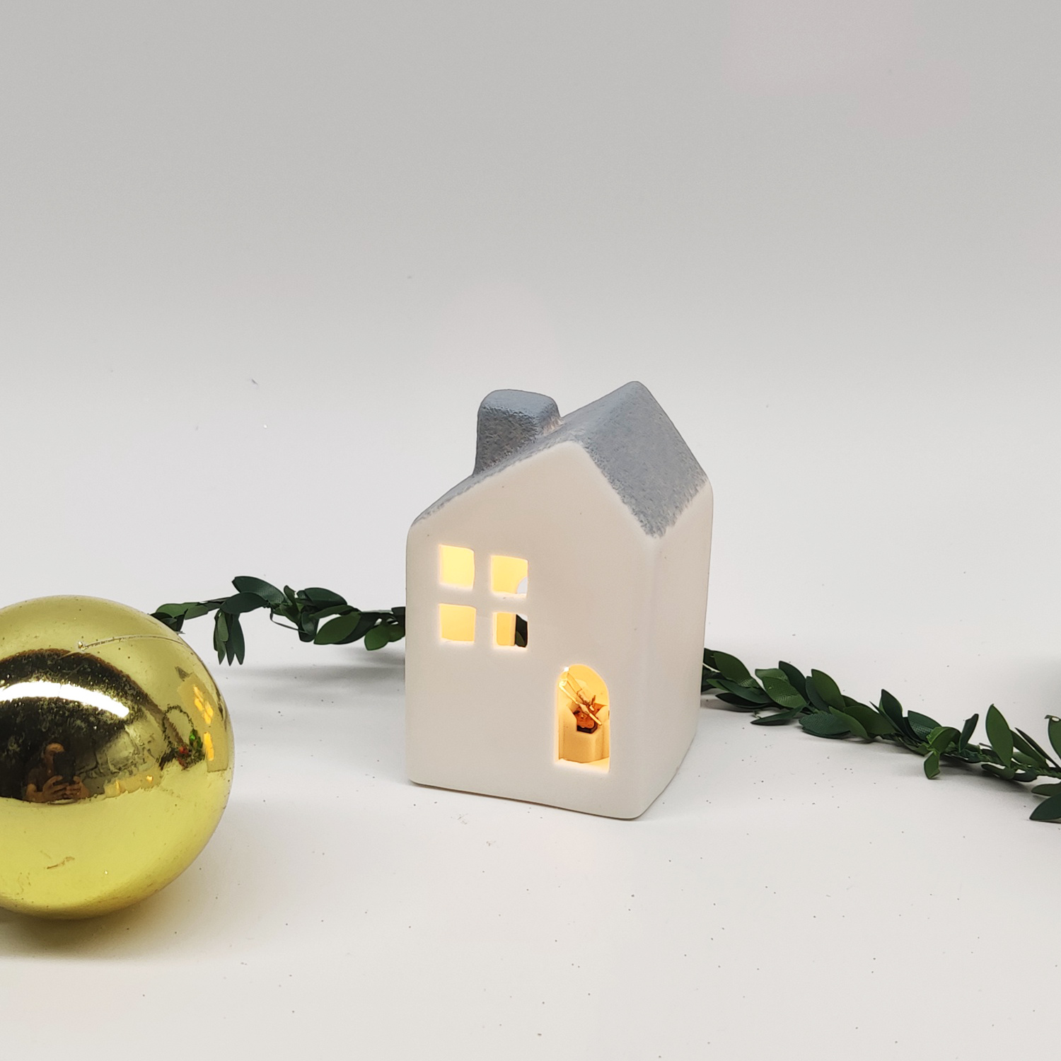 Adornos de estilo arquitectónico nórdico, tallados a mano, luces huecas para casa, adornos de cerámica LED, regalos decorativos de Navidad. 5