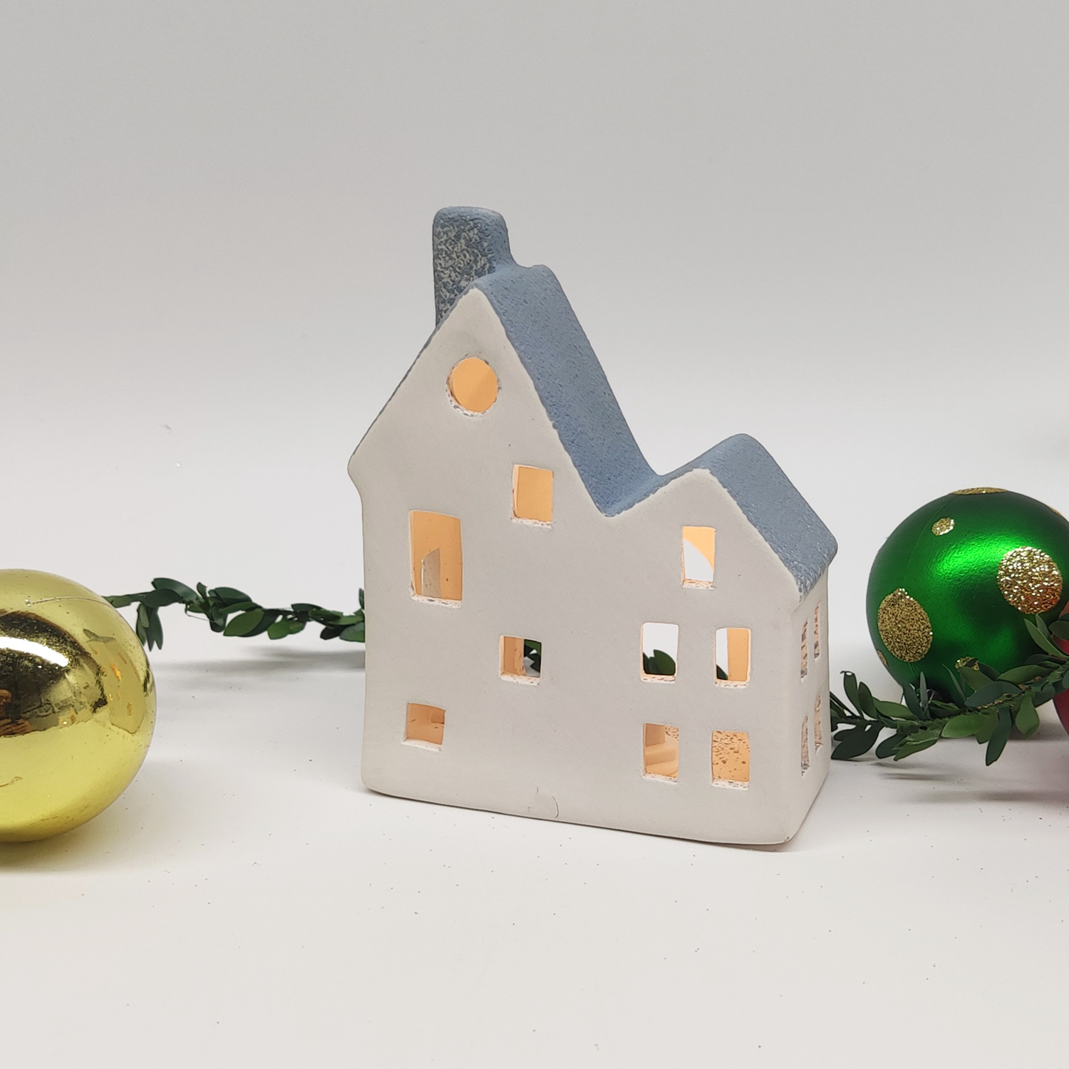 Adornos de estilo arquitectónico nórdico, tallados a mano, luces huecas para casa, adornos de cerámica LED, regalos decorativos de Navidad. 9