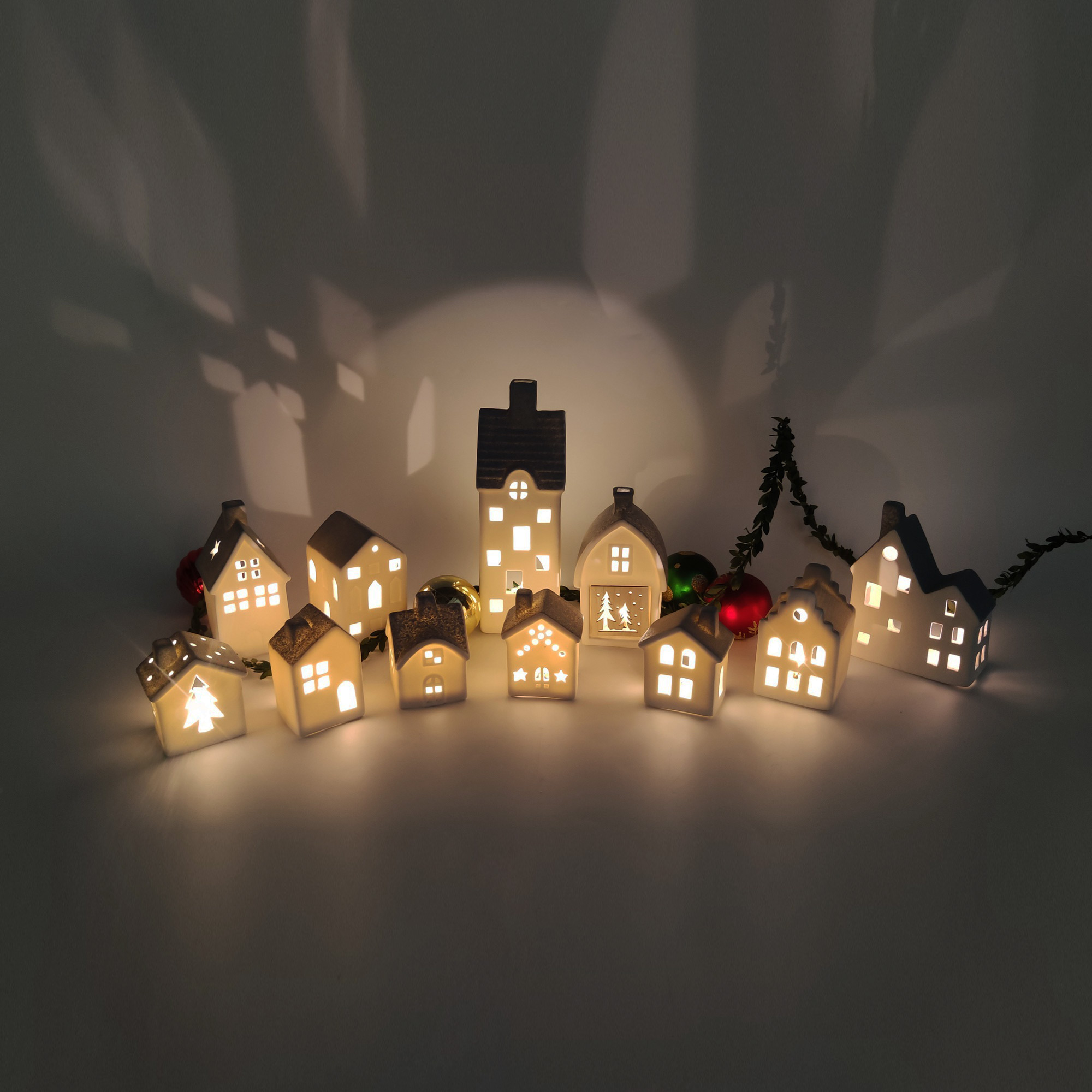 Adornos de estilo arquitectónico nórdico, tallados a mano, luces huecas para casa, adornos de cerámica LED, regalos decorativos de Navidad. 2