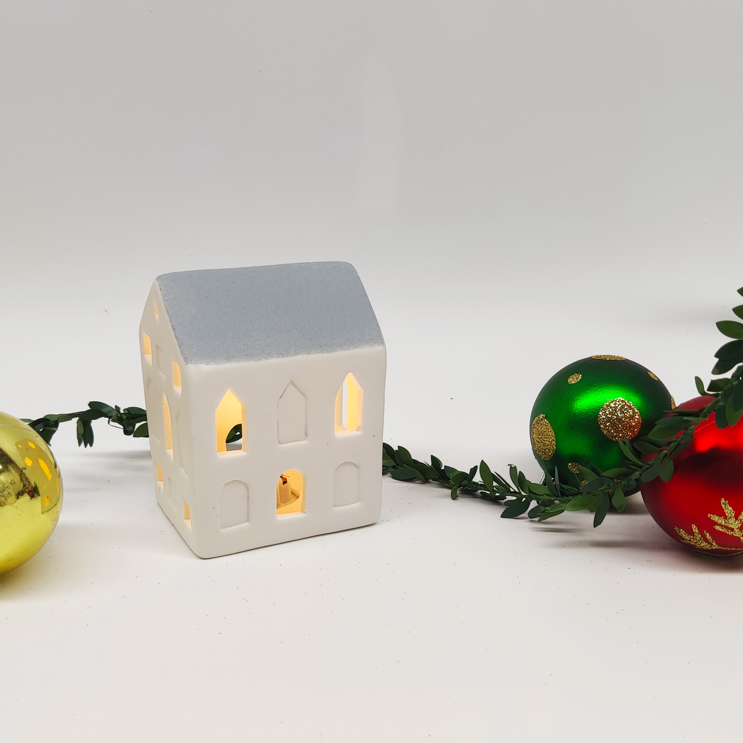 Adornos de estilo arquitectónico nórdico, tallados a mano, luces huecas para casa, adornos de cerámica LED, regalos decorativos de Navidad. 8