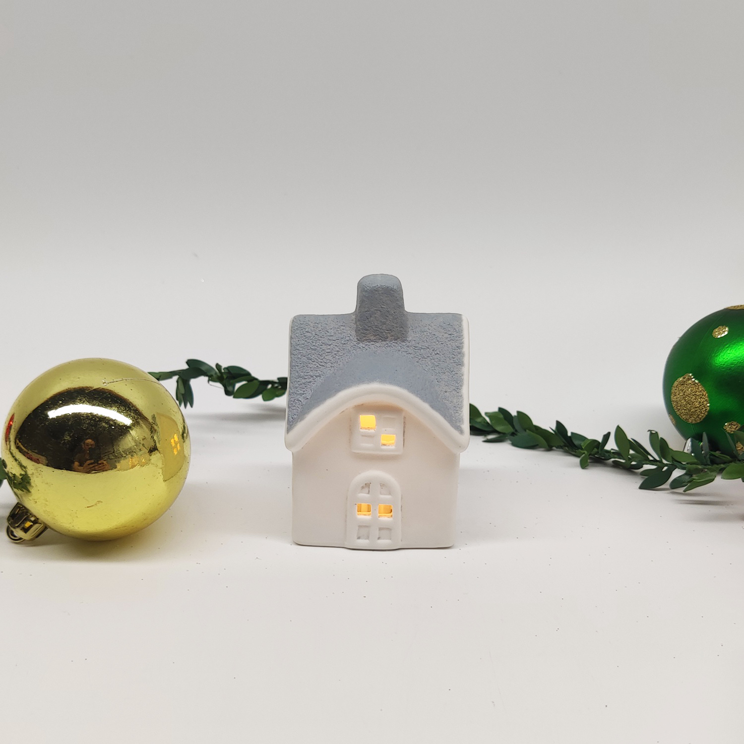 Adornos de estilo arquitectónico nórdico, tallados a mano, luces huecas para casa, adornos de cerámica LED, regalos decorativos de Navidad. 7