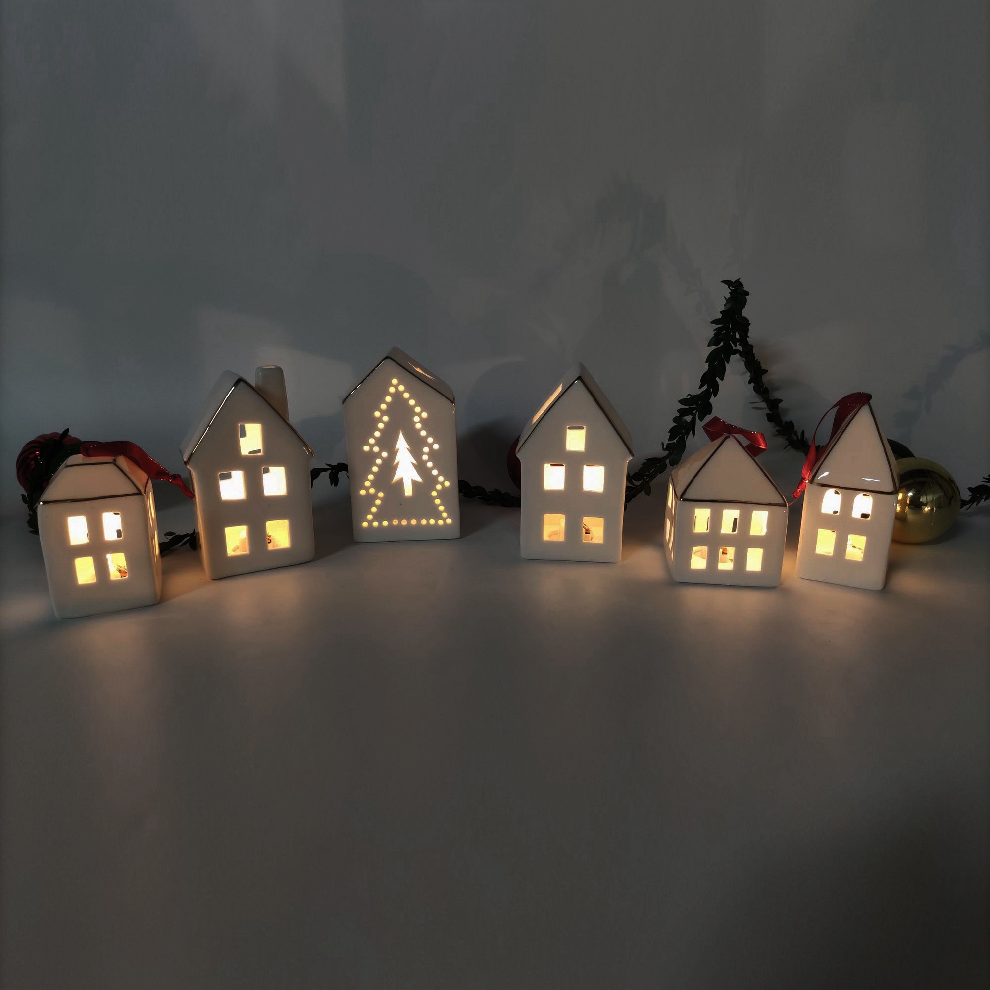 Keramik-Minihäuser, LED-Beleuchtung, Miniatur-Keramikhaus, neuartige Nachtbeleuchtung, weiße Porzellanfiguren, Nachttischdekor 2