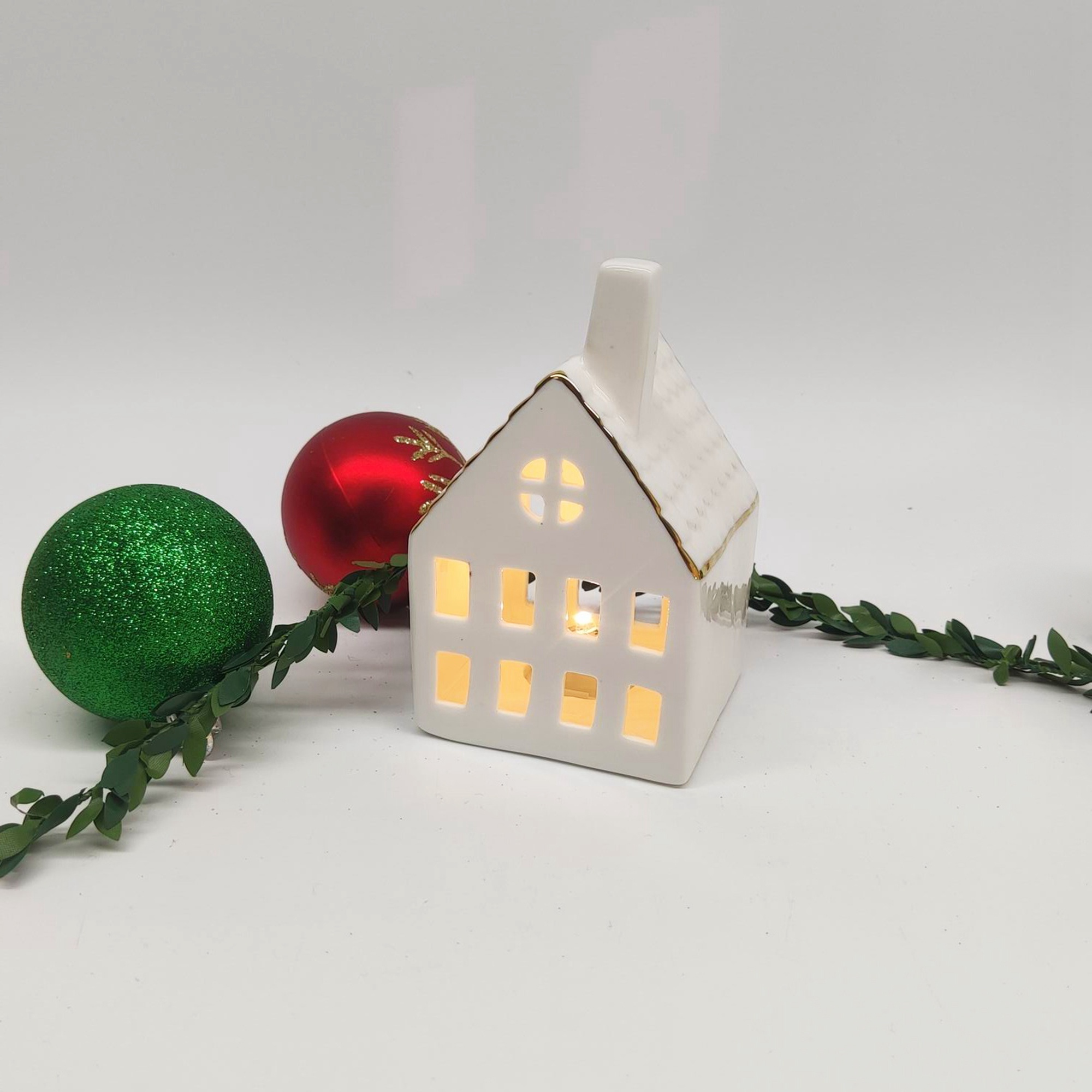 Kreatives Weihnachtskeramikhaus, ausgehöhltes Haus, kleines Porzellanhaus, LED-Licht, mittlere Temperatur, weißes Porzellanhaus 2