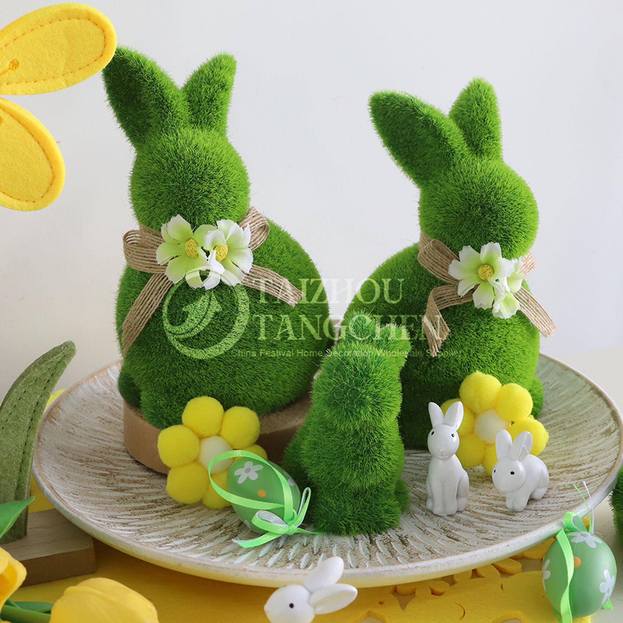 Decoración de mesa de interior de primavera de pascua lindas figuras de conejito musgo artificial verde escultura 3