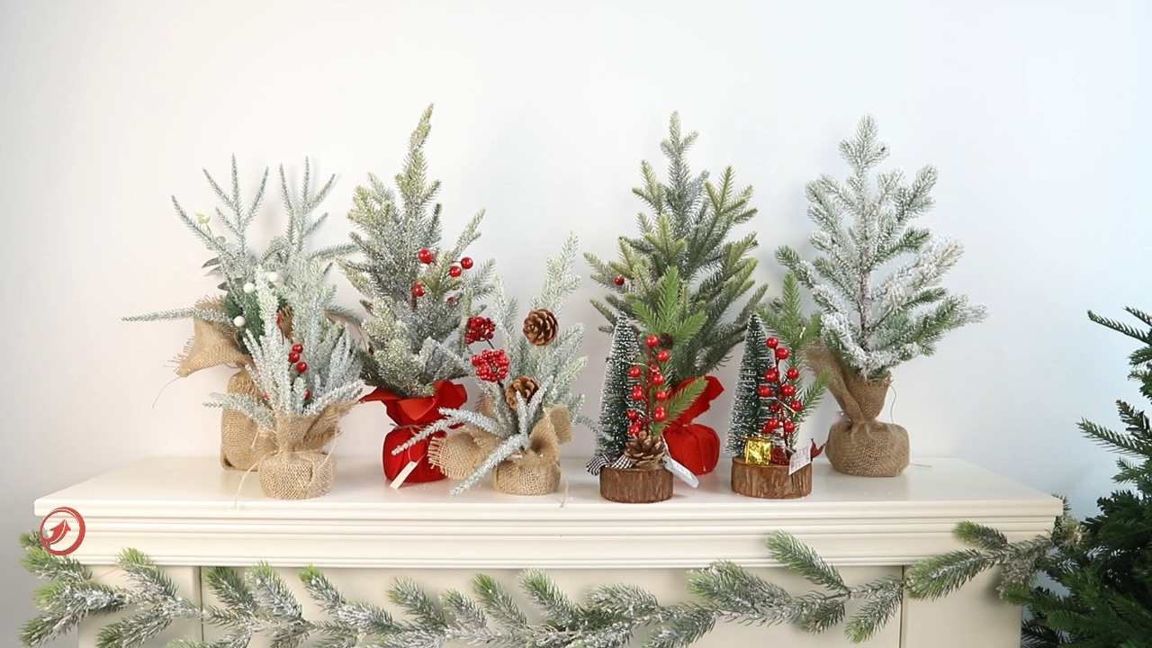Mini-Weihnachtsbaum mit Tannennadeln und Beeren geschmückt für eine festliche Winteratmosphäre 1