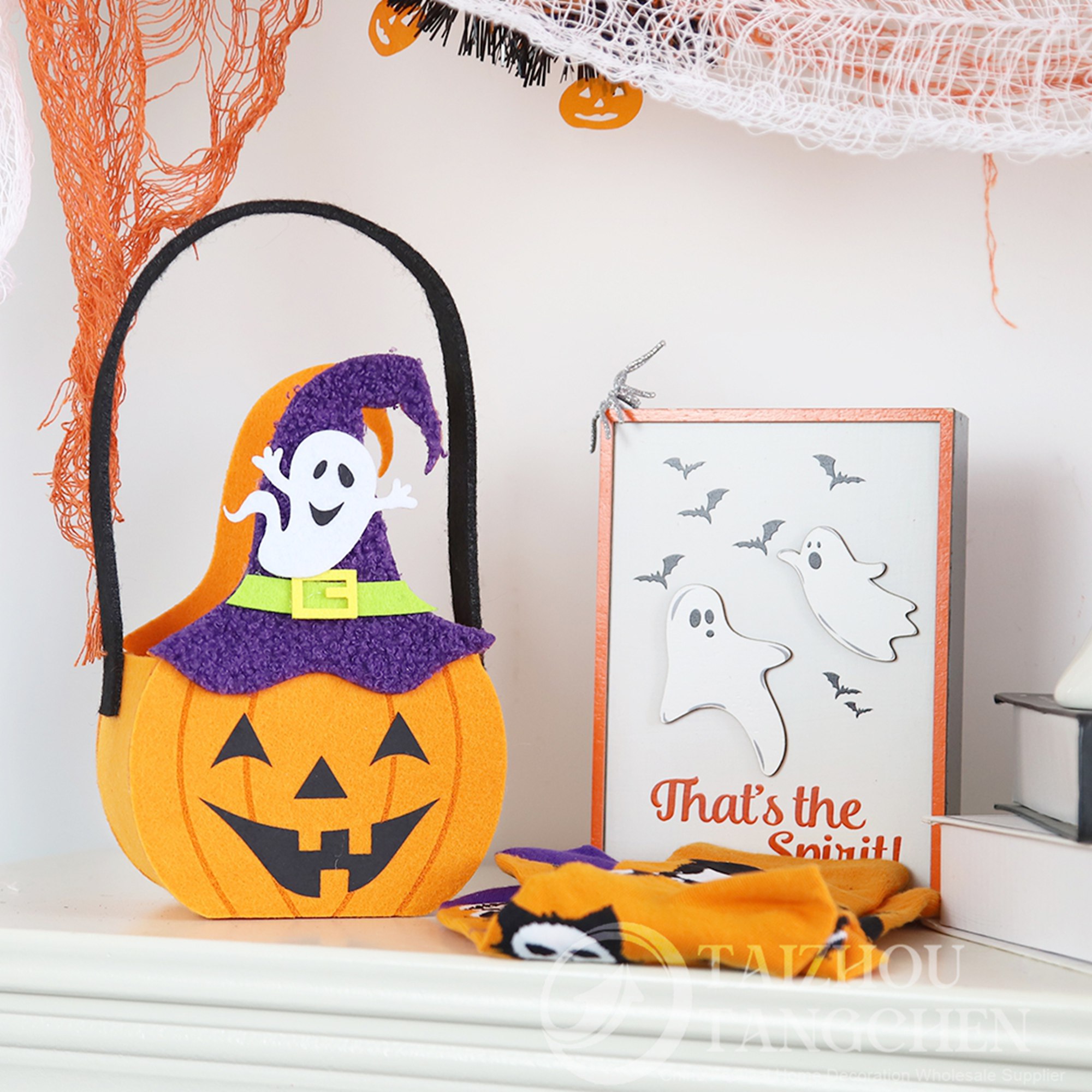 Familienfreundliche Halloween-Ideen für die Veranda – LED-Geisterstatue aus Keramik, Halloween-Dekor & Kürbis-Bonbontüte aus Filz, Süßes oder Saures 5