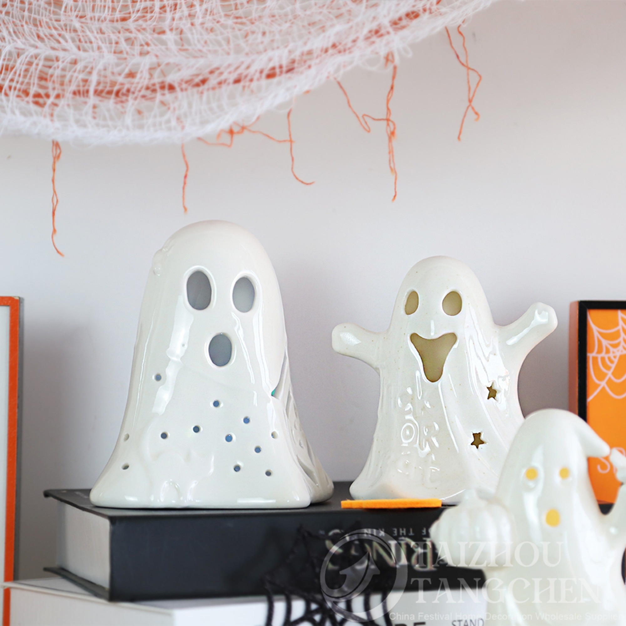 Familienfreundliche Halloween-Ideen für die Veranda – LED-Geisterstatue aus Keramik, Halloween-Dekor & Kürbis-Bonbontüte aus Filz, Süßes oder Saures 6