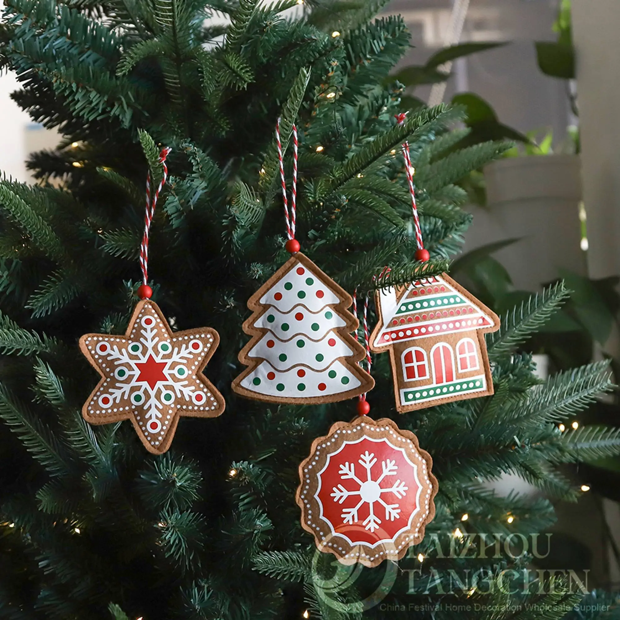 Gingerbread Style Felt Xmas Tree Pendants Wholesale – Christmas Day Carnival Hanging Decorations Supplier 1