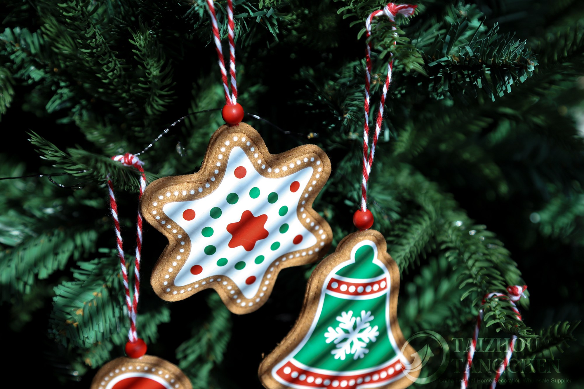 Weihnachtsbaumanhänger aus Filz im Lebkuchenstil, Großhandel – Lieferant von hängenden Dekorationen für den Weihnachtskarneval