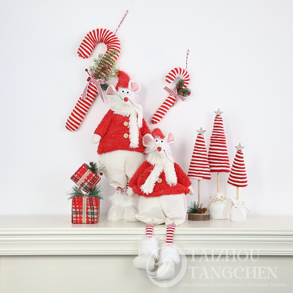 Juego de figuras de ratón navideño con miniárboles de Navidad de tela roja y blanca y adornos de bastones de caramelo: adorables adornos navideños para la decoración del hogar. 3