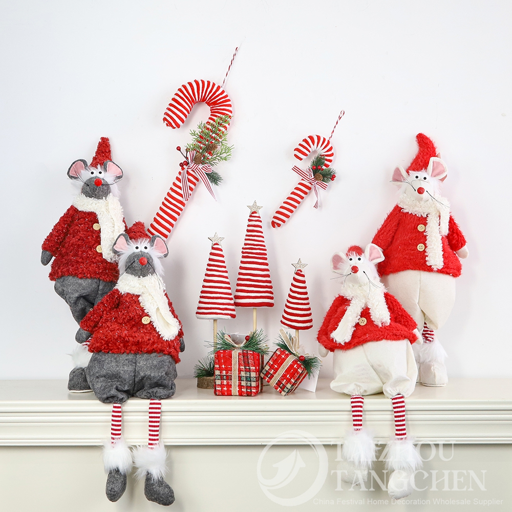 Juego de figuras de ratón navideño con miniárboles de Navidad de tela roja y blanca y adornos de bastones de caramelo: adorables adornos navideños para la decoración del hogar. 2