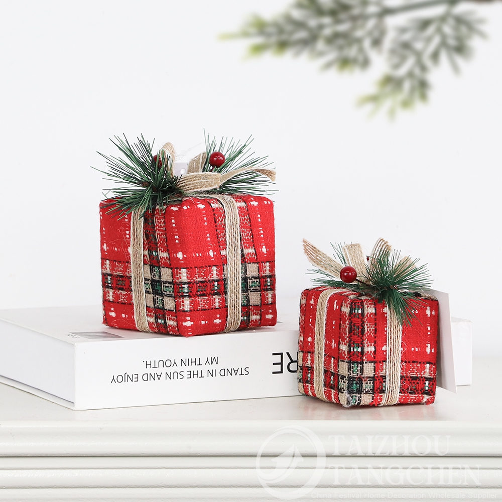 Juego de figuras de ratón navideño con miniárboles de Navidad de tela roja y blanca y adornos de bastones de caramelo: adorables adornos navideños para la decoración del hogar. 9