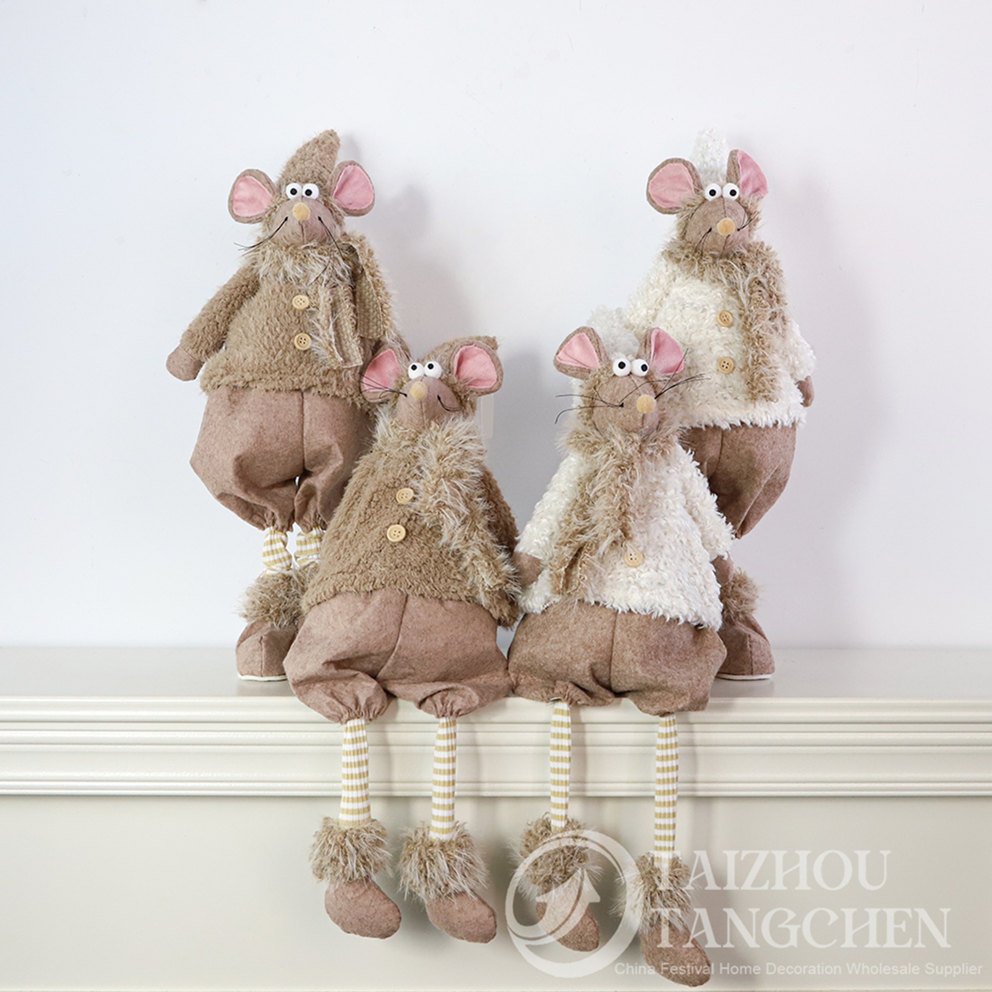 Decoración navideña nórdica para mesa: árboles de cono peludos, ratones de peluche de patas largas para colocar en el estante y decoraciones de aldea de madera con iluminación LED. 3