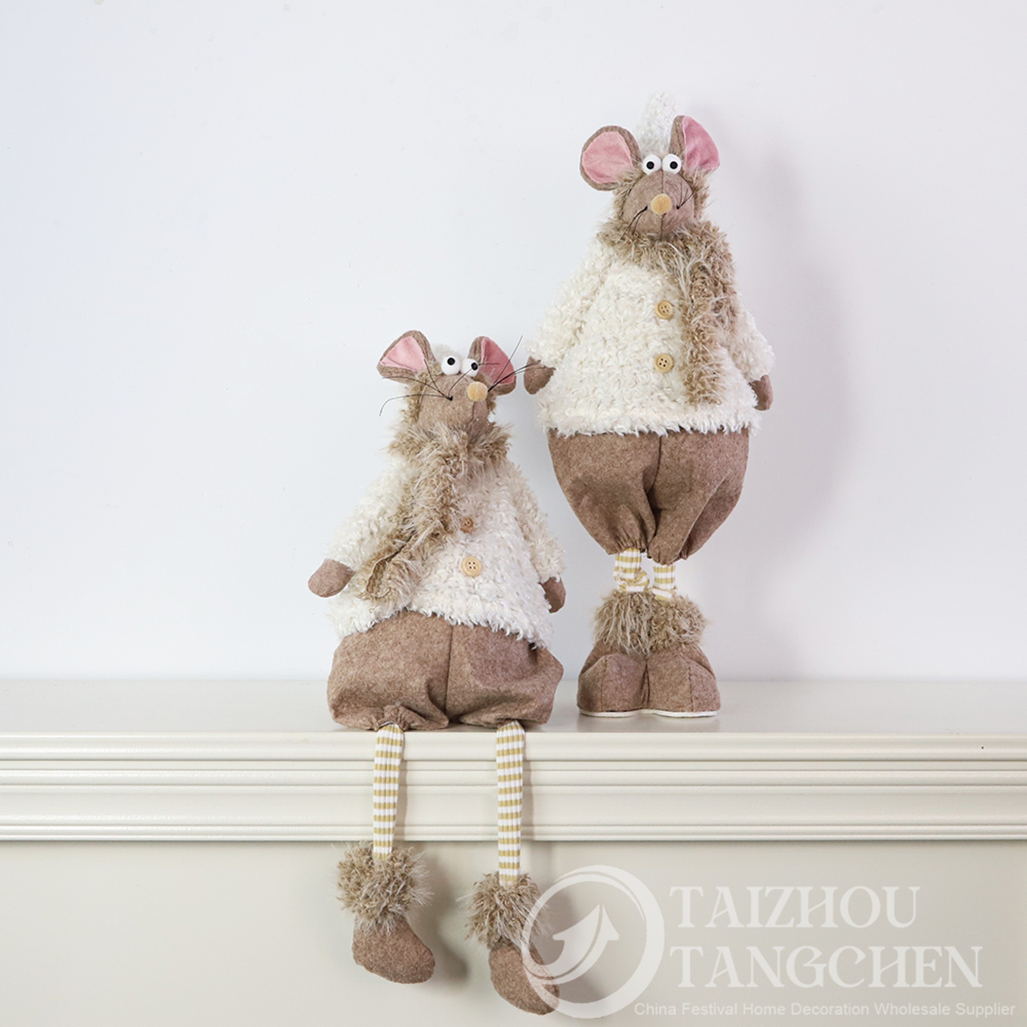Decoración navideña nórdica para mesa: árboles de cono peludos, ratones de peluche de patas largas para colocar en el estante y decoraciones de aldea de madera con iluminación LED. 4