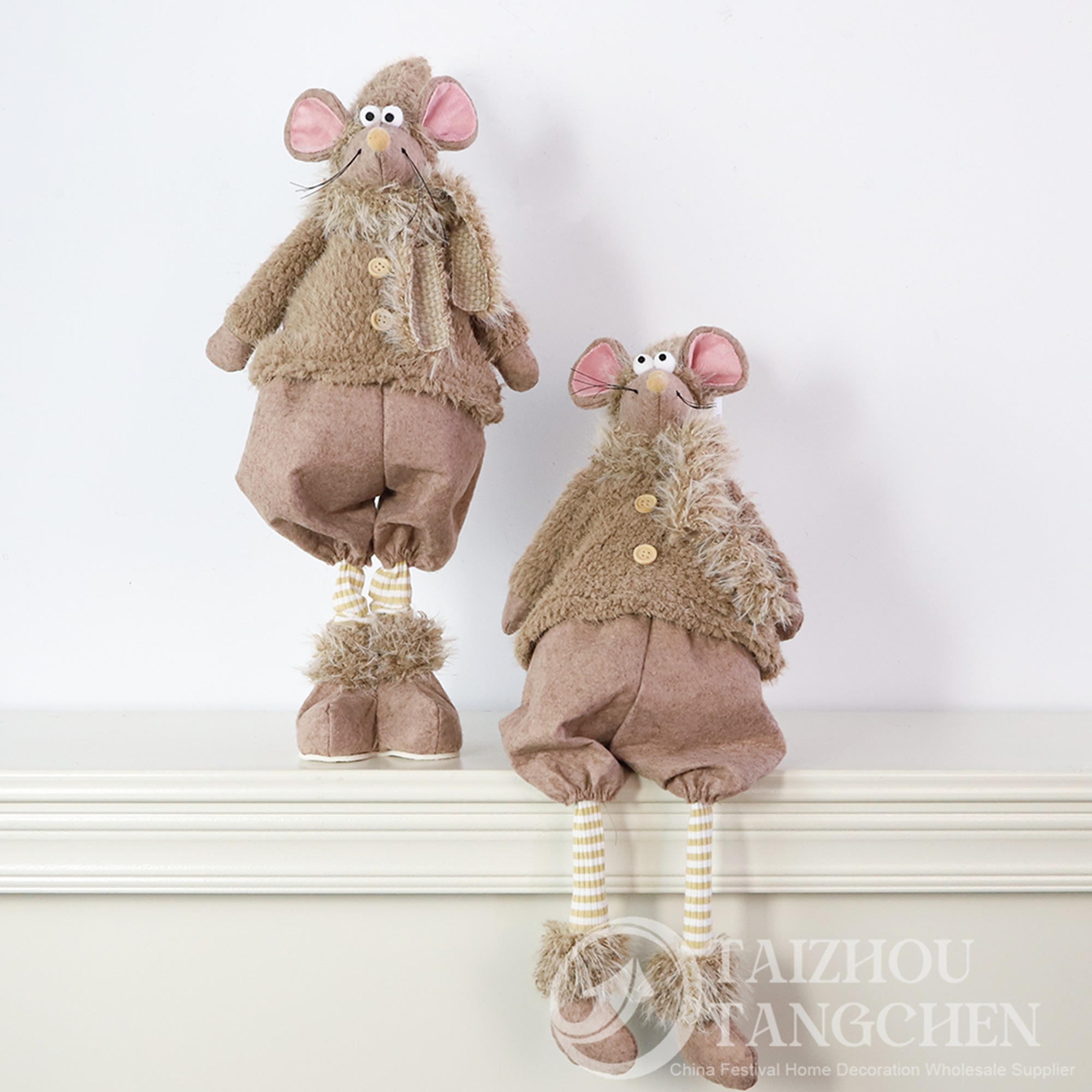 Decoración navideña nórdica para mesa: árboles de cono peludos, ratones de peluche de patas largas para colocar en el estante y decoraciones de aldea de madera con iluminación LED. 5