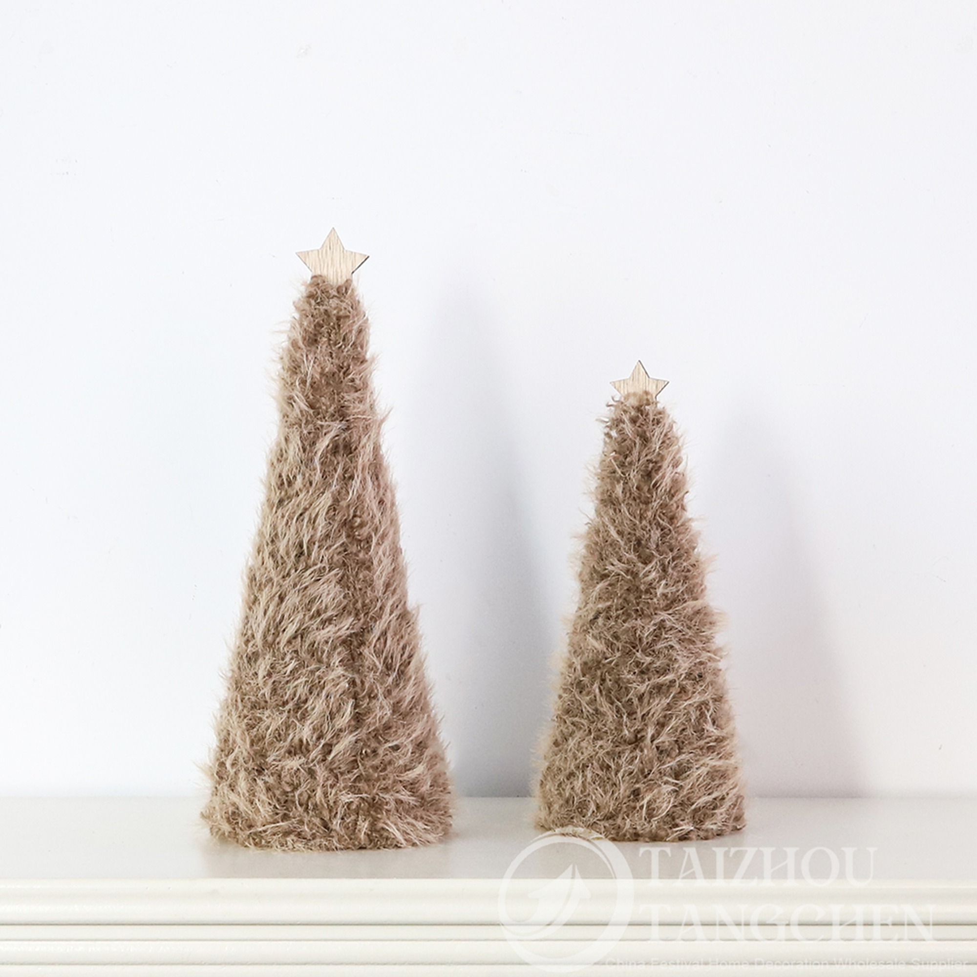 Decoración navideña nórdica para mesa: árboles de cono peludos, ratones de peluche de patas largas para colocar en el estante y decoraciones de aldea de madera con iluminación LED. 6