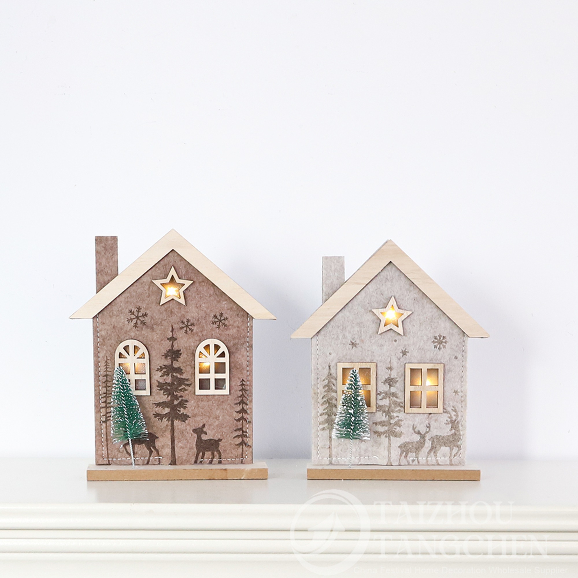 Decoración navideña nórdica para mesa: árboles de cono peludos, ratones de peluche de patas largas para colocar en el estante y decoraciones de aldea de madera con iluminación LED. 7