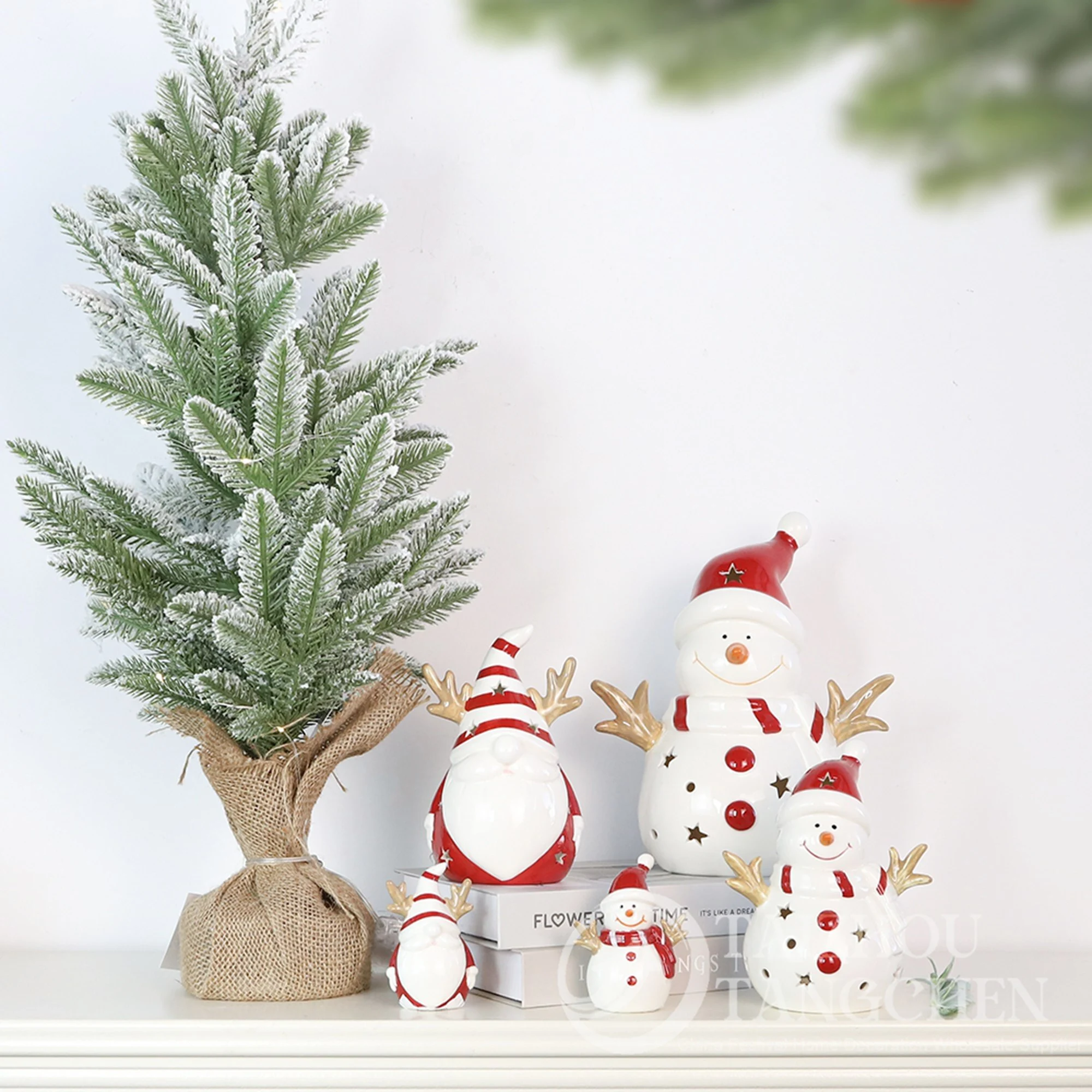 Weihnachtliche Keramik-Tischdekoration mit Beleuchtung – Weihnachtswichtel und Schneemann mit Schal als Nachtlicht für die Heimdekoration 1