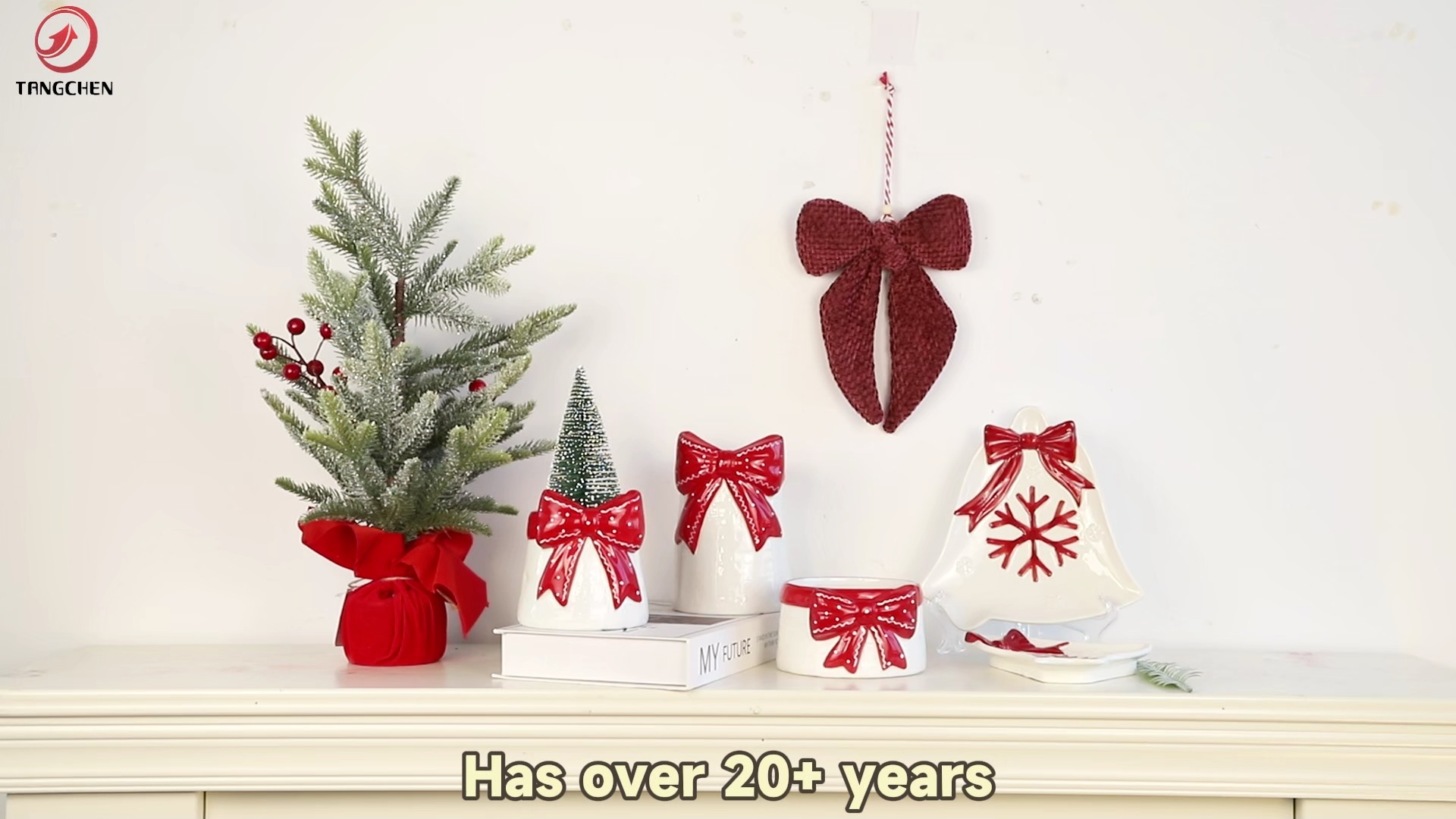 Weihnachtsdeko-Set aus roter und weißer Keramik – Schleifenvase mit passenden Festtagstellern für festliche Tischdekoration