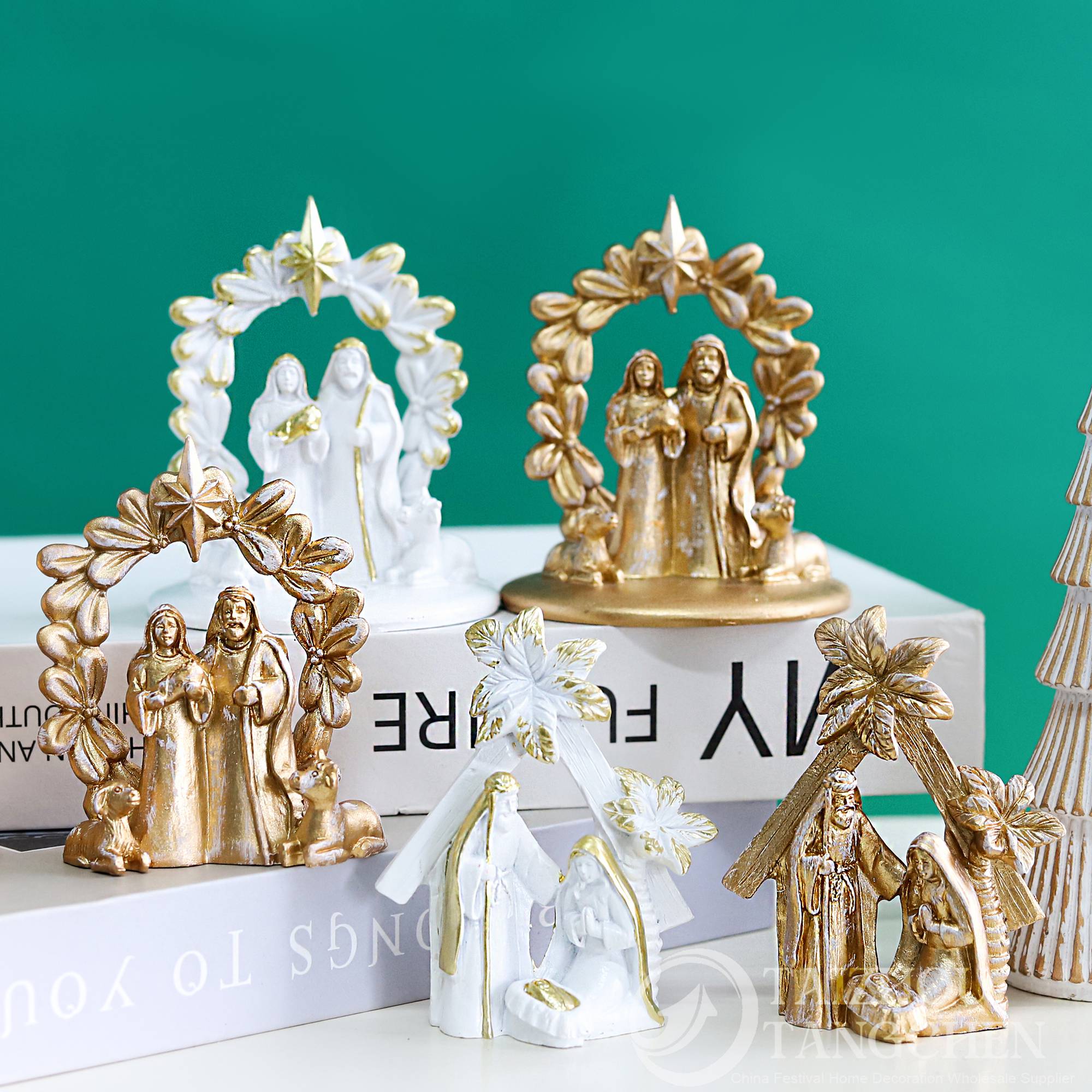 Figuras navideñas vintage doradas y blancas de poliresina hechas a mano para decoración de mesa, repisa o estante de chimenea. Regalos de invierno. 7