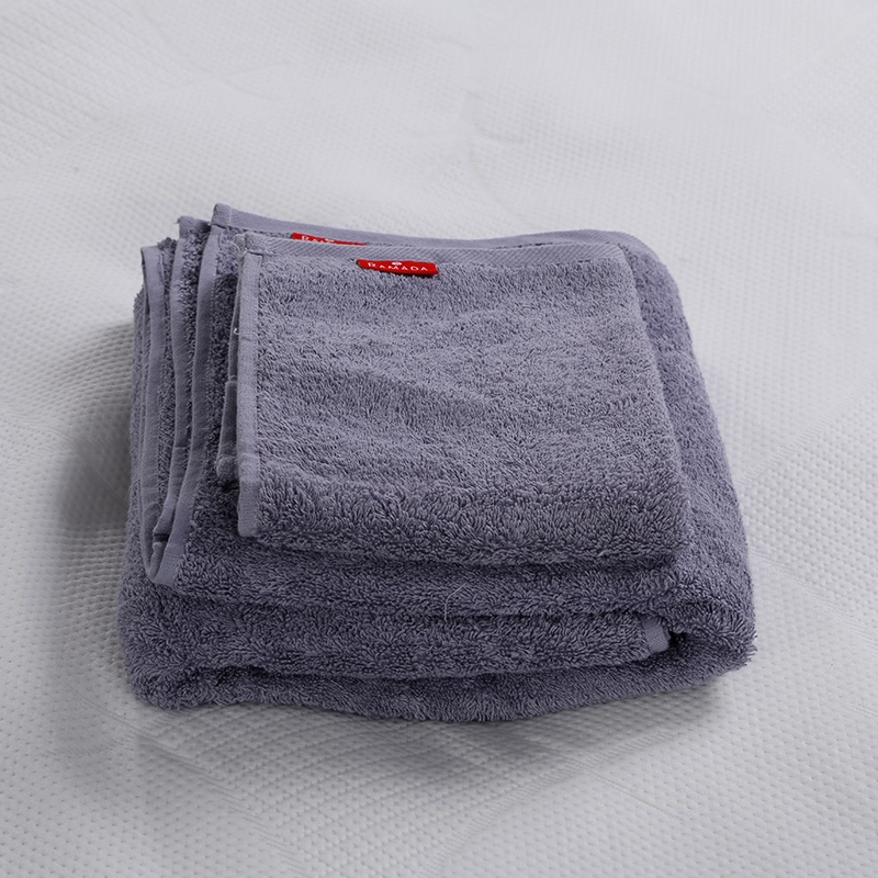 Ensemble de serviettes de bain grises à bordure de luxe 100 % coton pour hôtel cinq étoiles 1
