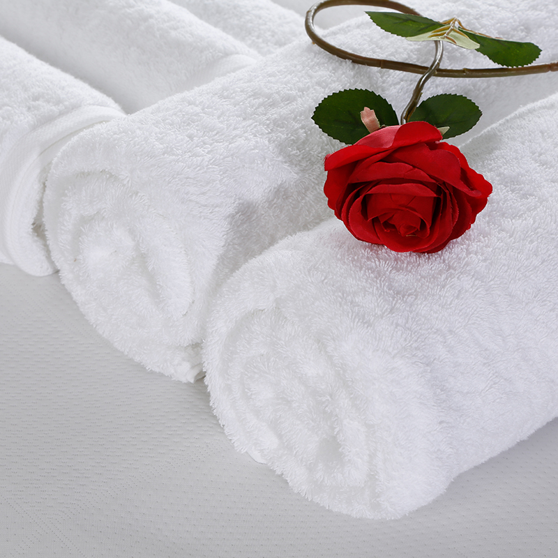 Luxuriöses, individuell anpassbares Hotel-Handtuchset in Weiß mit Etikett 8