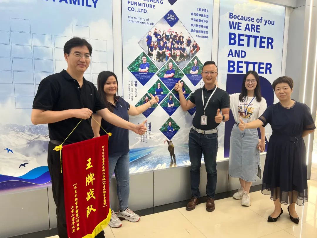 Herzlich willkommen die Führungskräfte von SHUNDE POLYTECHNIC zu Jinlongheng Möbel für Austausch und Orientierung 4