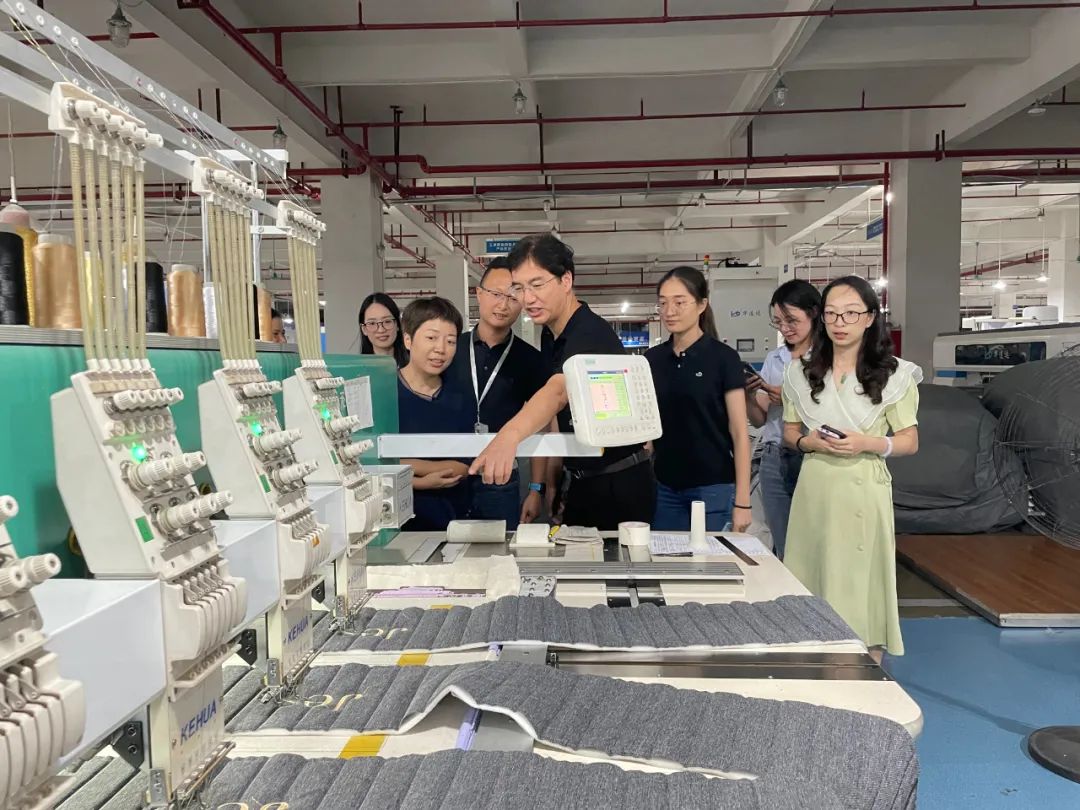 Herzlich willkommen die Führungskräfte von SHUNDE POLYTECHNIC zu Jinlongheng Möbel für Austausch und Orientierung 1