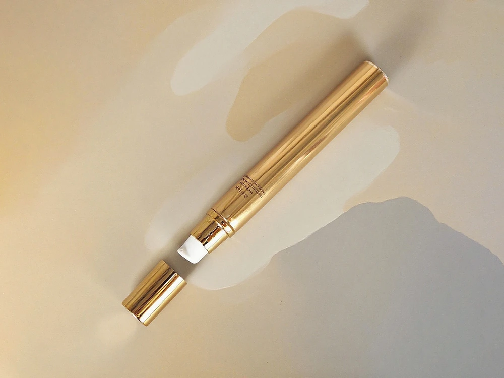 Tubo de creme para os olhos com bomba branca de corpo dourado e excesso de ouro D19mm 25ml 1