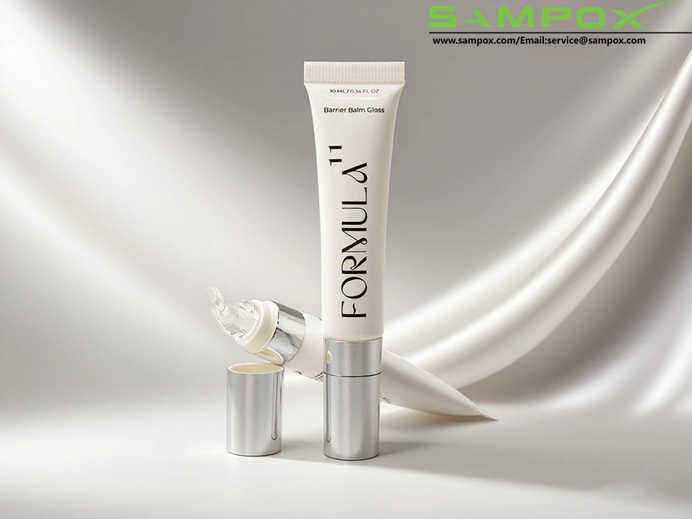 Biała tubka z balsamem do ust ze srebrną galwanizowaną nakrętką i wyjmowanym aplikatorem PETG 10 ml 1