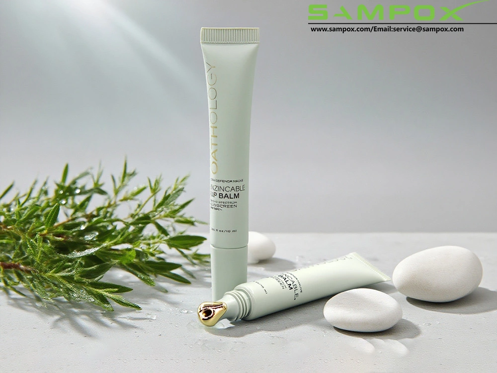 Jasnozielony balsam do ust w tubce ze złotą końcówką i pasującą nakrętką PE 10 ml 1