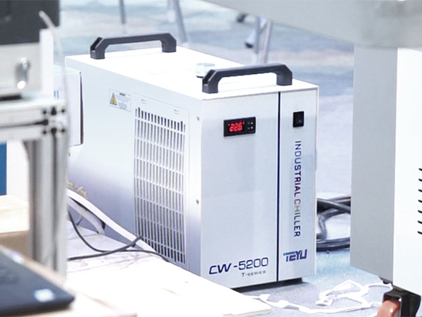  د TEYU CW-5200 واټر چیلر د غوښتنلیک قضیه په 130W CO2 لیزر پرې کولو ماشین کې