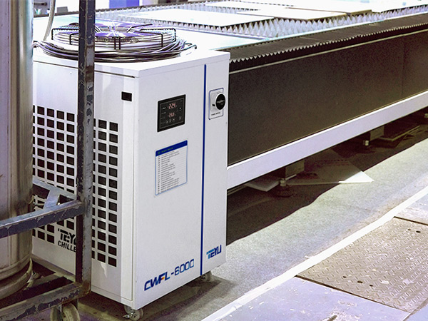  Industrijski hladilnik CWFL-6000 hladi 6kW stroj za lasersko rezanje vlaken za britansko stranko
