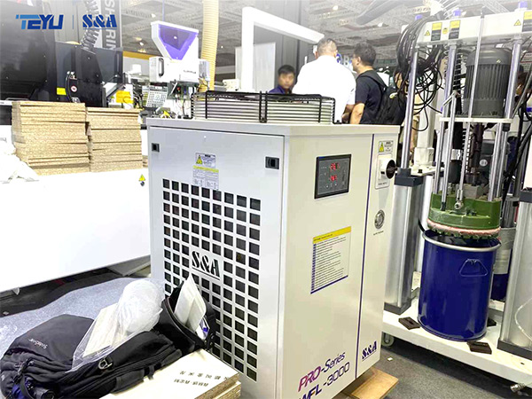  TEYU S&A Laser Chiller CWFL-3000 no ka Mīkini Hoʻomaʻamaʻa Laser Edge