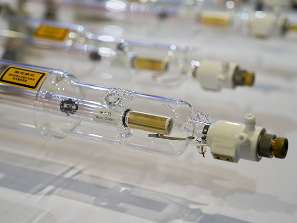  Два главни избори за CO2 ласерска технологија: EFR ласерски цевки и RECI ласерски цевки