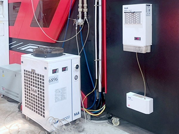  Үйлдвэрийн хөргөгч CWFL-3000 3 кВт шилэн лазер таслагч ба цахилгаан шүүгээнд зориулсан ECU-300 хөргөх төхөөрөмж