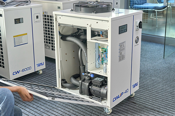  Piesă utilizată în noul chiller (CWUP-40): pompă electrică