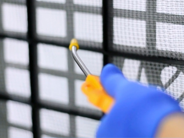 如何解决夏季用电高峰或低电压引起的冷水机组报警?