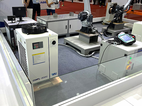 TEYU Industrial Refrigeratore CWFL-2000 per il raffreddamento della macchina per saldatura ad arco robotizzata