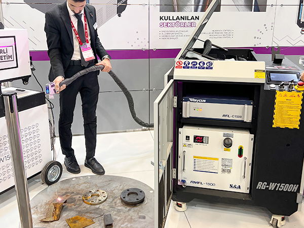 Teyu Laser Refrigeratore RMFL-1500 per il raffreddamento di macchine per la pulizia laser portatili