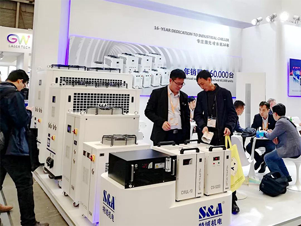  El visitant està interessat en el refrigerador d'aigua CW-5200