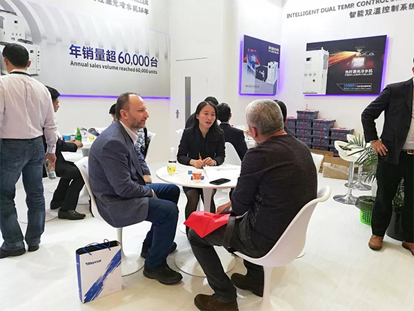  El nostre company està ocupat responent les preguntes dels visitants estrangers.